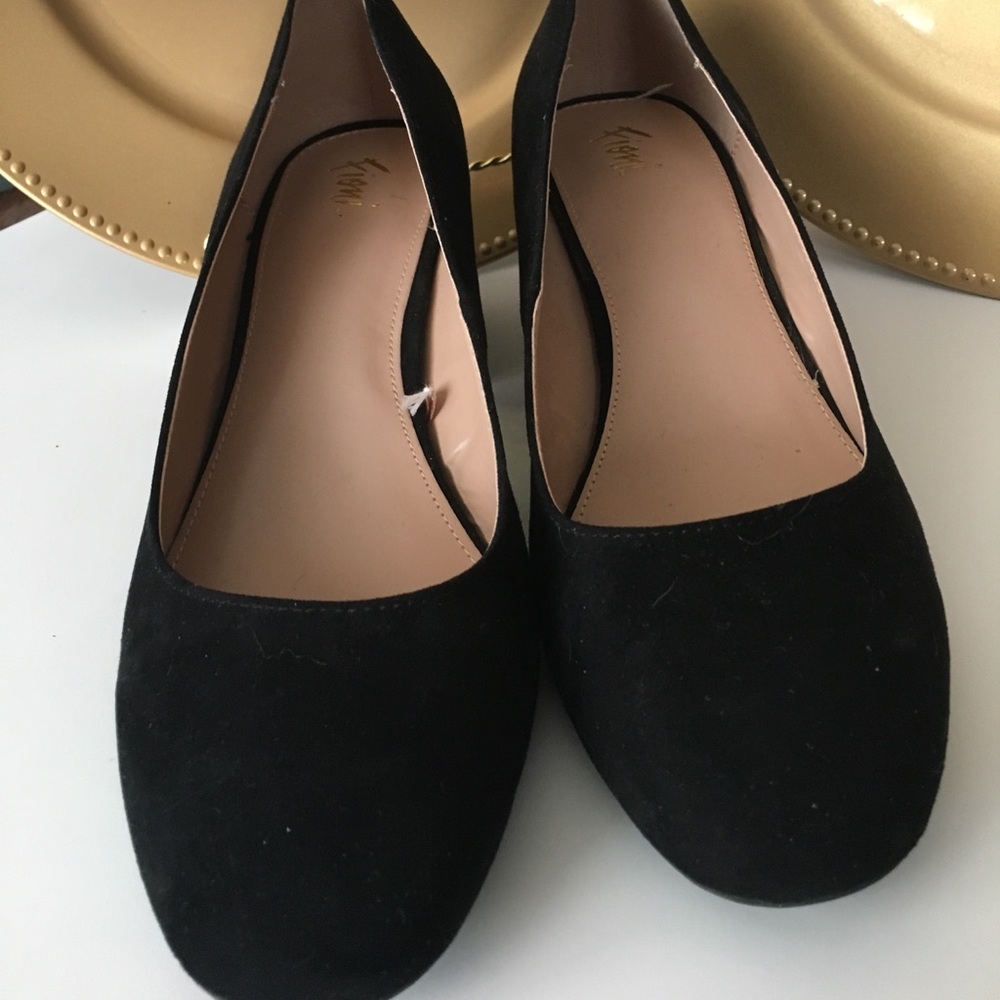 Black mid heel pumps